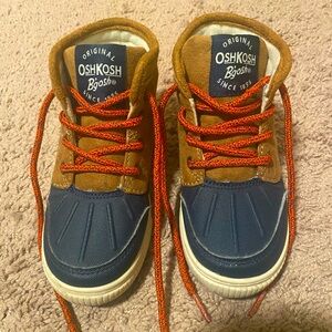 Osh Kosh Toddler boys boots size 9. Used in good condition